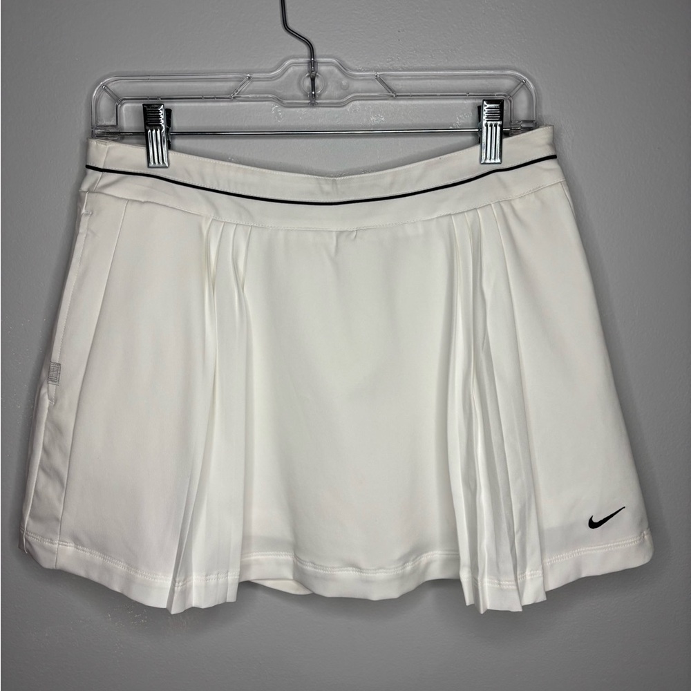 Nike NWT preppy tennis golf skort white size medium or 8 women’s  athletic